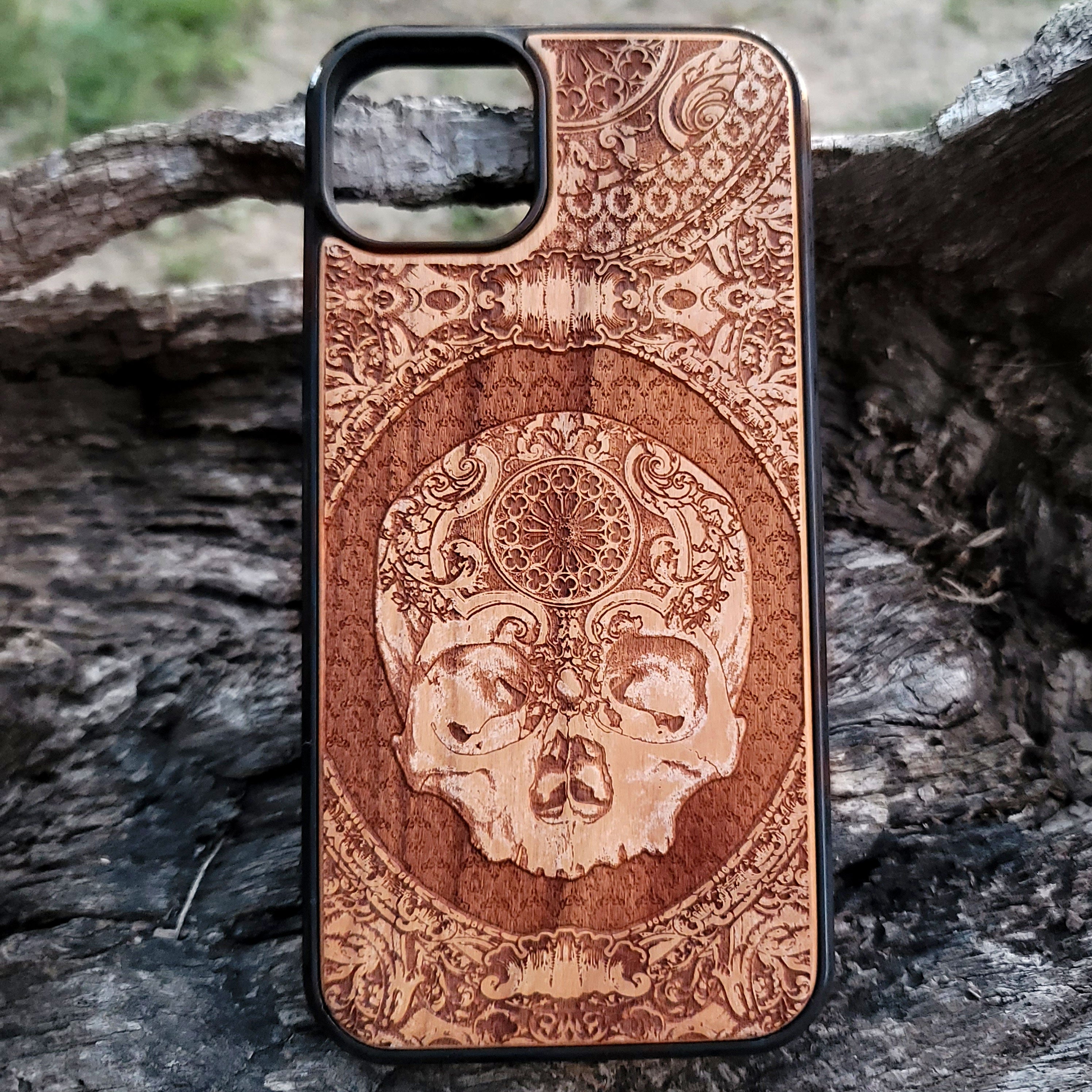 Gothic Skull Wood Phone Case – Laser-engraved dark art skull design on natural wood, perfect for gothic lovers and unique accessories enthusiasts.