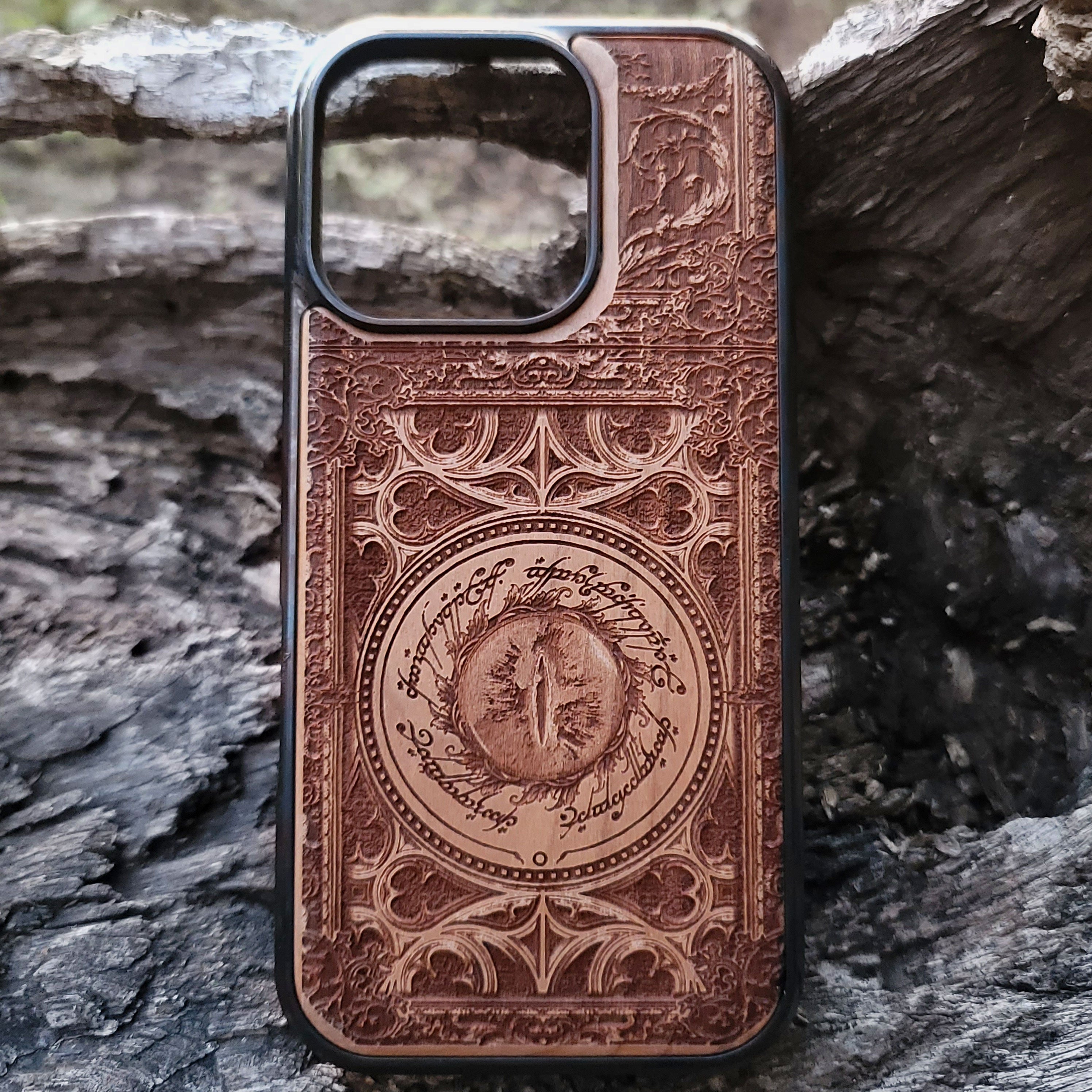 Wooden phone case featuring Sauron’s Eye from The Lord of the Rings, laser-engraved for iPhone 16, iPhone 15, Samsung Galaxy S25, Note 20, and more. Unique, durable, and perfect for fantasy fans.